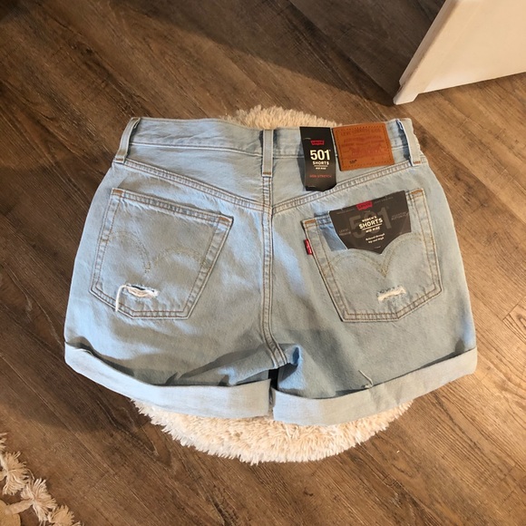 Levi’s 501 Mid-Rise Distressed Cuff Denim Shorts - Picture 3 of 4